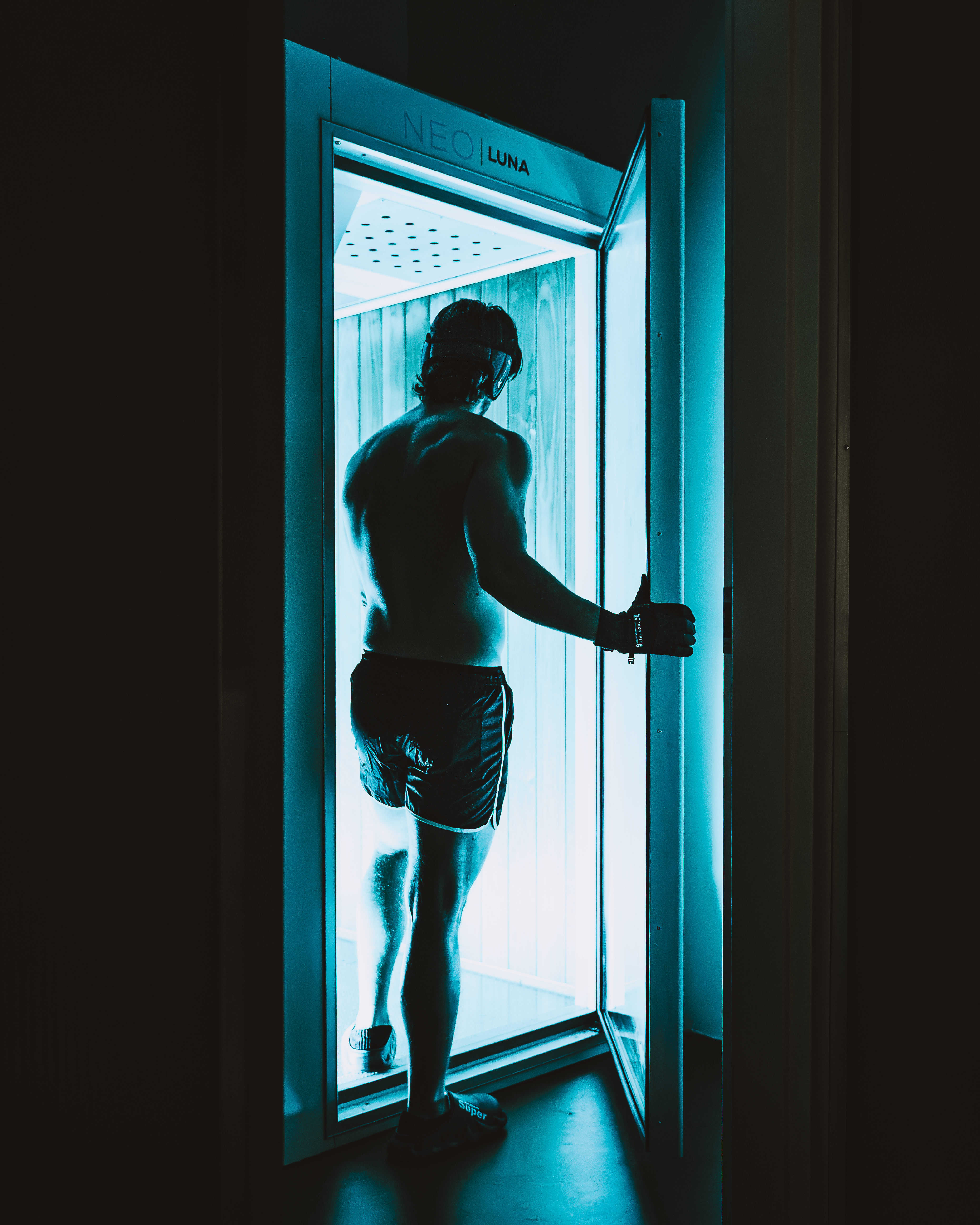 Athletic guest in a recovery setting illustrating the cryosauna service